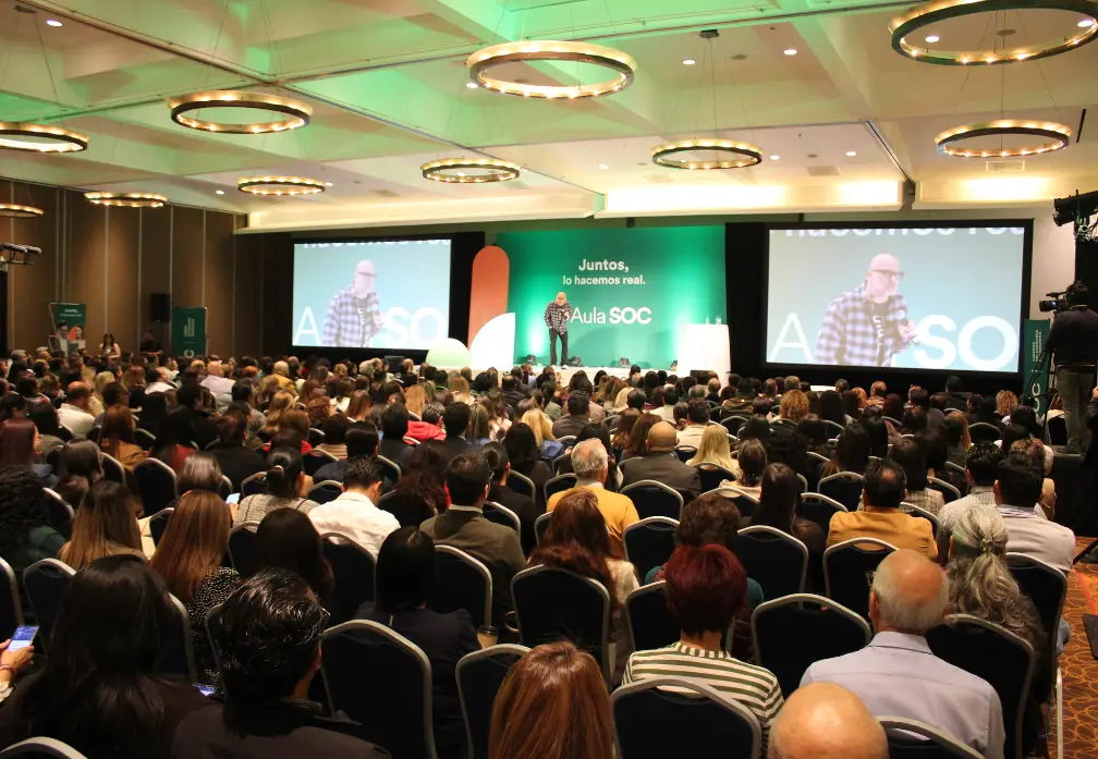 Brokers y aliados de SOC, Líderes en Asesoría Financiera disfrutan de la conferencia de Odin Dupeyron.