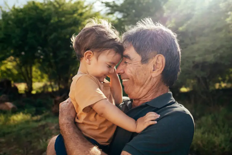 Descubre qué es el seguro de vida para adultos mayores, cómo funciona y por qué es importante.