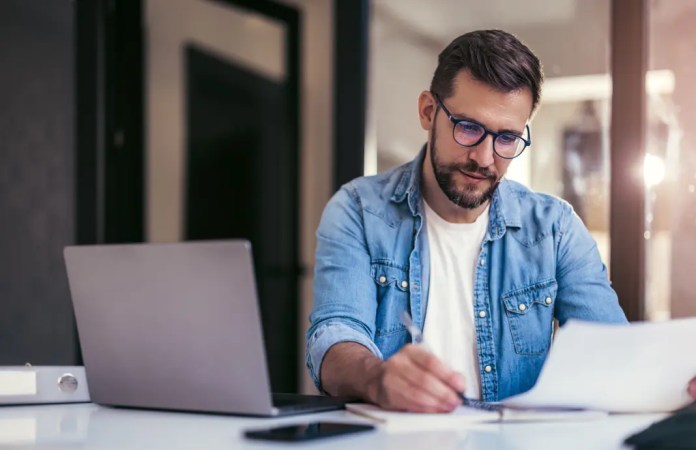 Mejora tus finanzas personales y protege tu salud. Compra y deduce tu Seguro de Gastos Médicos Mayores.
