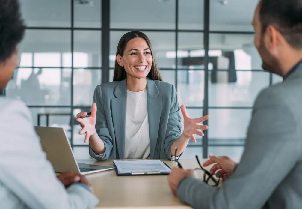 Acércate a un Asesor SOC para que te ayude a identificar si requieres ir a un banco o una Fintech para solicitar tu crédito empresarial.