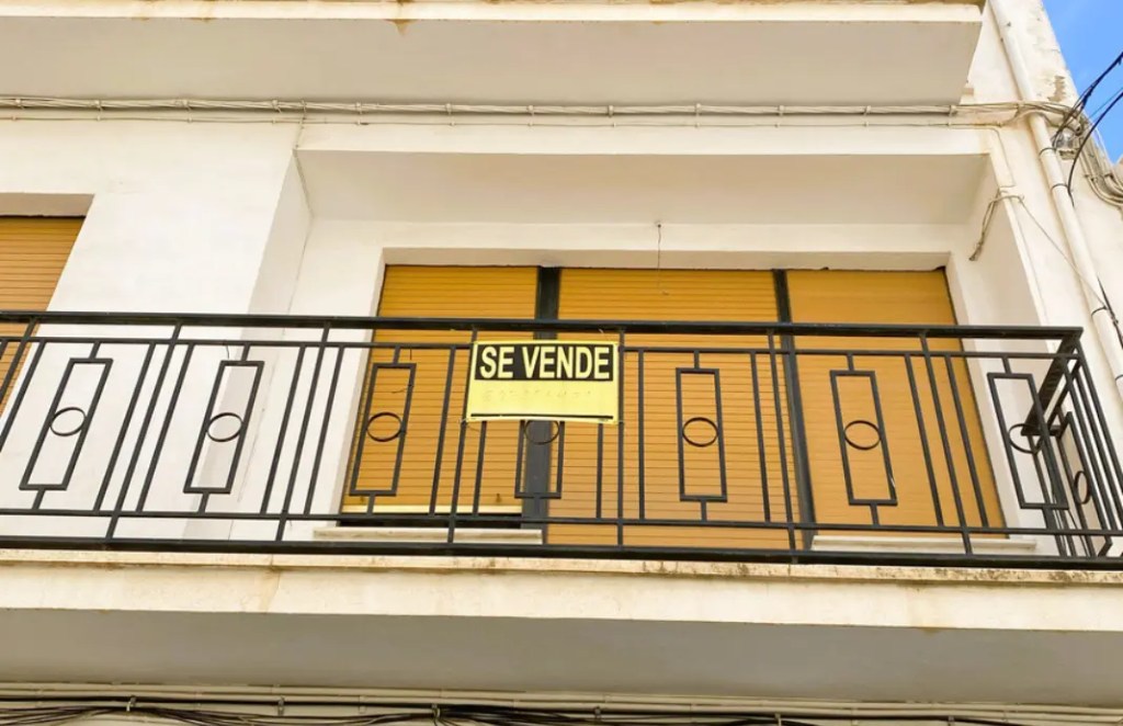 Revisa con detalle el contrato de compra-venta de la casa que deseas comprar.