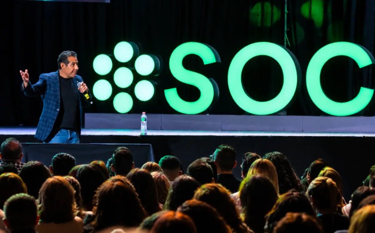 Toma una actitud que transforme tu vida: Yordi Rosado en Aula SOC